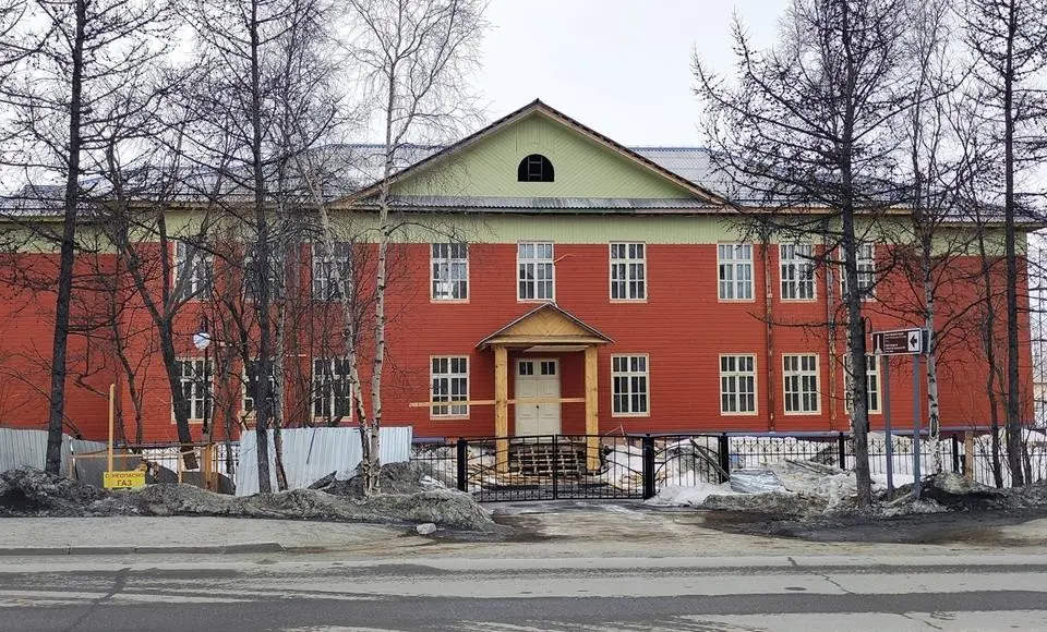 В Салехарде завершается реставрация здания начальной школы 501 стройки