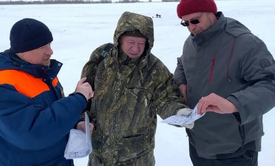 Инспекторы МЧС на берегу реки Полябта проводят профилактические беседы с рыбаками