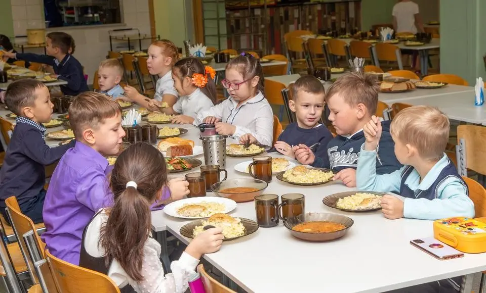 И сёмга на обед. Надо приучать детей к разным продуктам