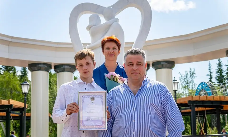 Надо просто любить друг друга. Впервые в Салехарде устроили парад семей в сквере влюблённых