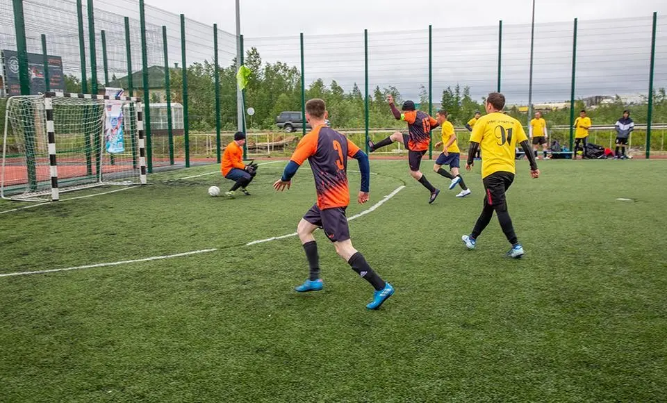 Ударили спортом и творчеством по непогоде