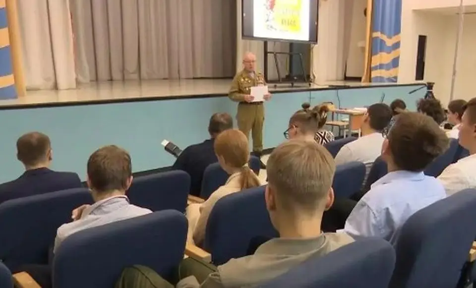 Ветеран боевых действий провел урок мужества для салехардских лицеистов