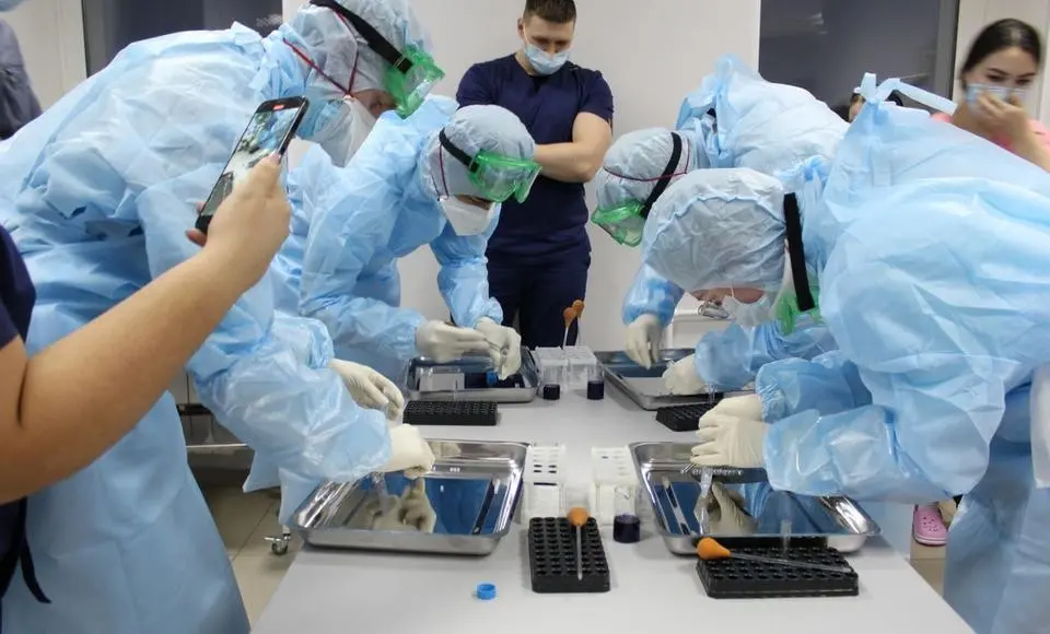 Коллектив окружной больницы пополнился молодыми лаборантами