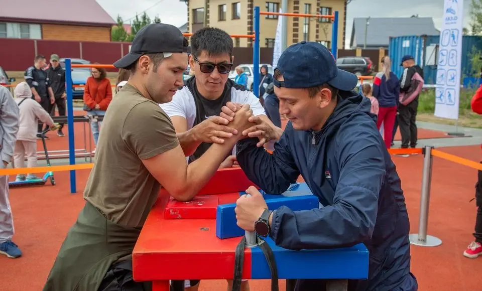 Как над «Олимпом» зазолотился «Восход». Салехардцы встретили День физкультурника