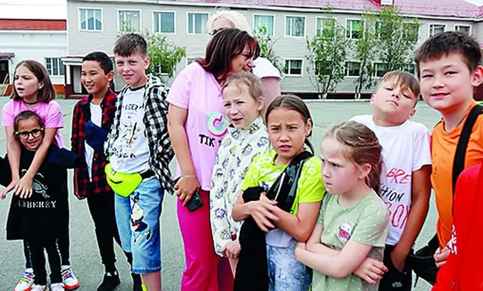 Детей объединили отдых, творчество и спорт