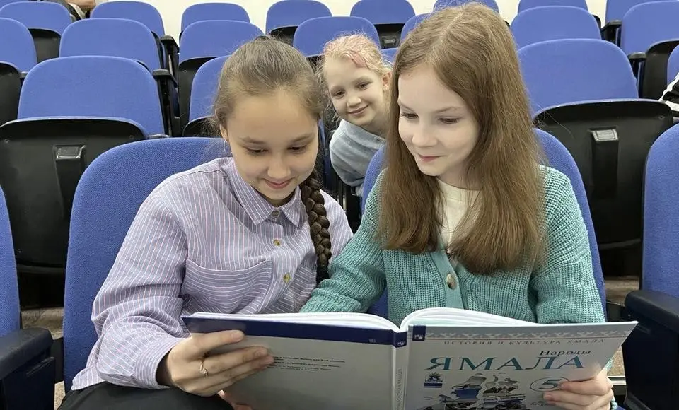 Обдорская гимназия Салехарда одна из первых получила новый учебник «История и культура Ямала»