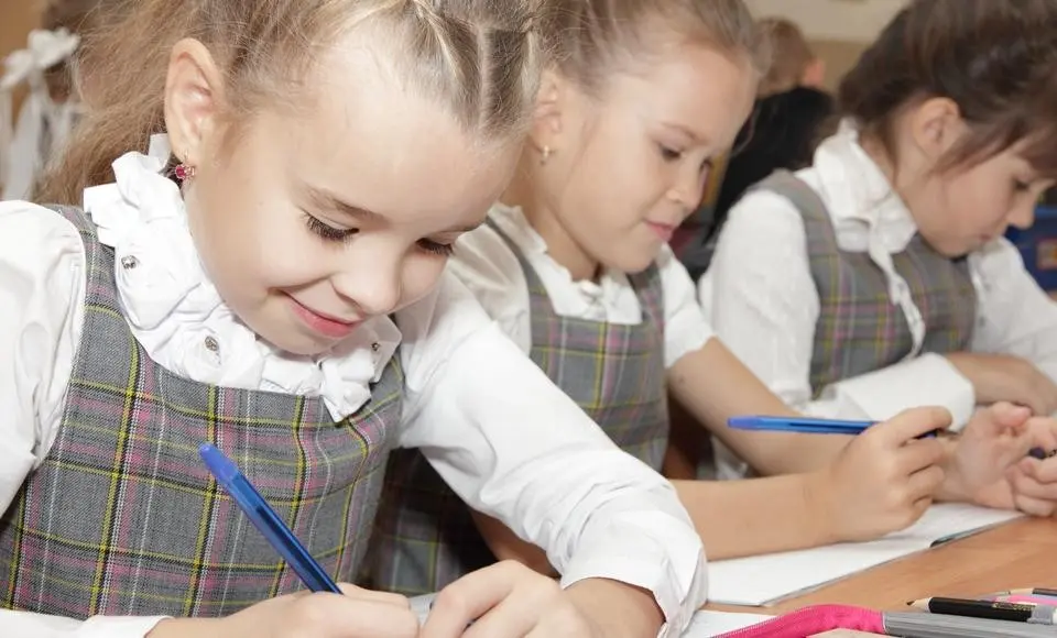 Подарите карандаши первокласснику