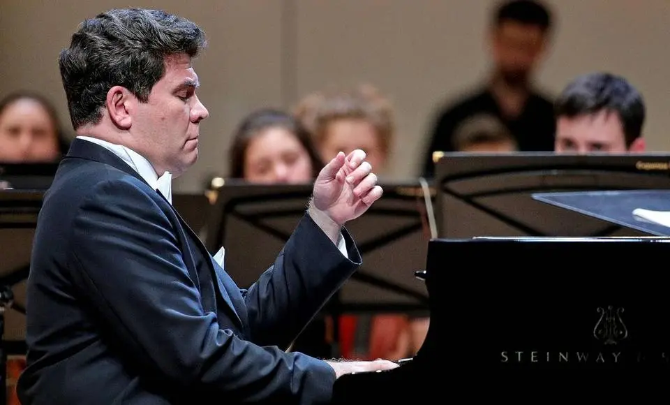 Денис Мацуев сыграет для ямальских отличников в окружной столице