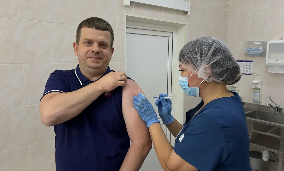 Ямальские врачи в числе первых проходят вакцинацию от гриппа