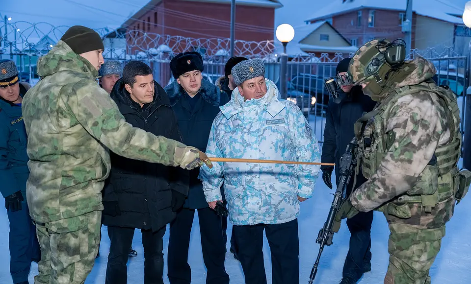 Губернатор Ямала передал новое оборудование Пограничному управлению ФСБ по западному арктическому району