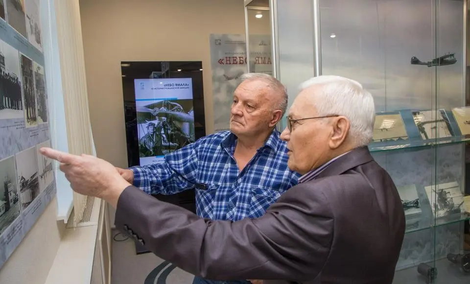 Покорившим небо Ямала посвящается. Ветеранам-авиаторам устроили встречу в окружном архиве