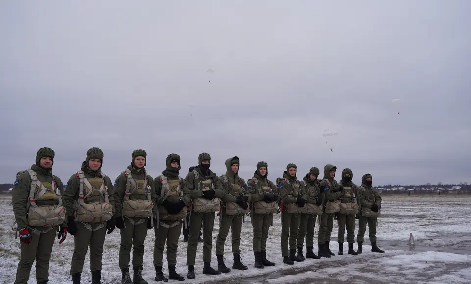 15 ямальцев получили значки парашютистов