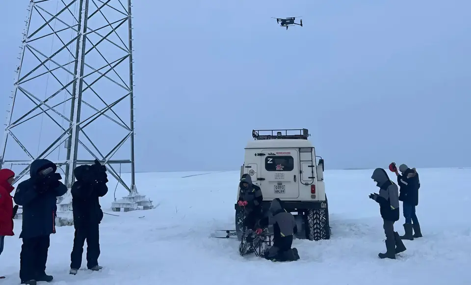 В Салехарде испытали дрон, способный очищать высоковольтные провода от наледи