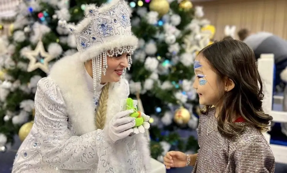 Встретились у ёлки. Вместе зажгли яркие огоньки, подружились с героями сказок