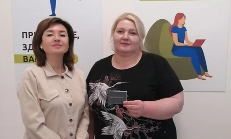 Адресная помощь семьям героев: супруге погибшего бойца вручили удостоверение