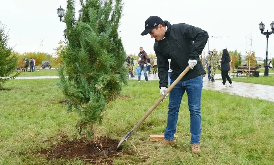Дмитрий Артюхов принял участие в озеленении Салехарда