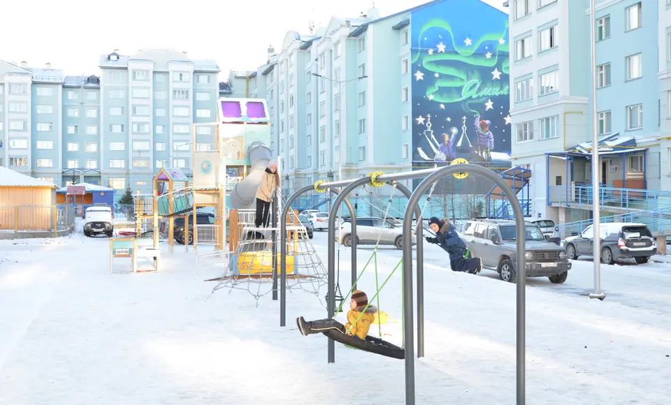А у нас во дворе. Ребятня проверила новую игровую площадку