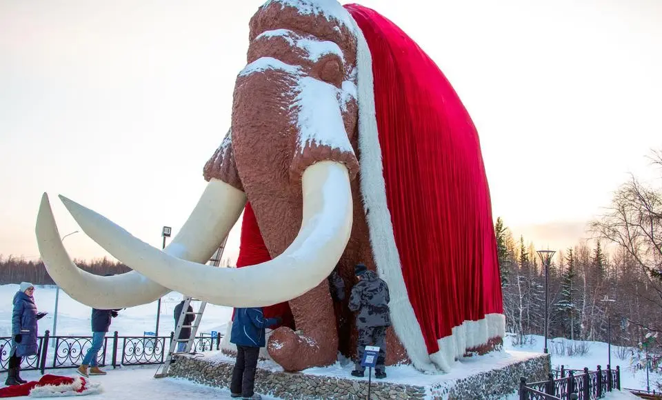 Сегодня мамонт Митя примерил новогодний наряд