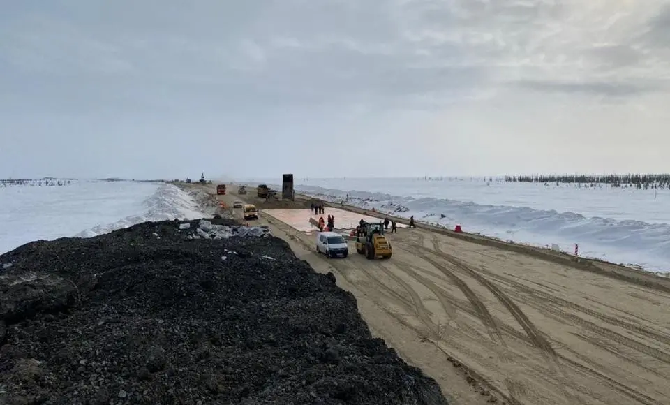 150 дорожников укладывают полотно на трассе Салехард-Аксарка