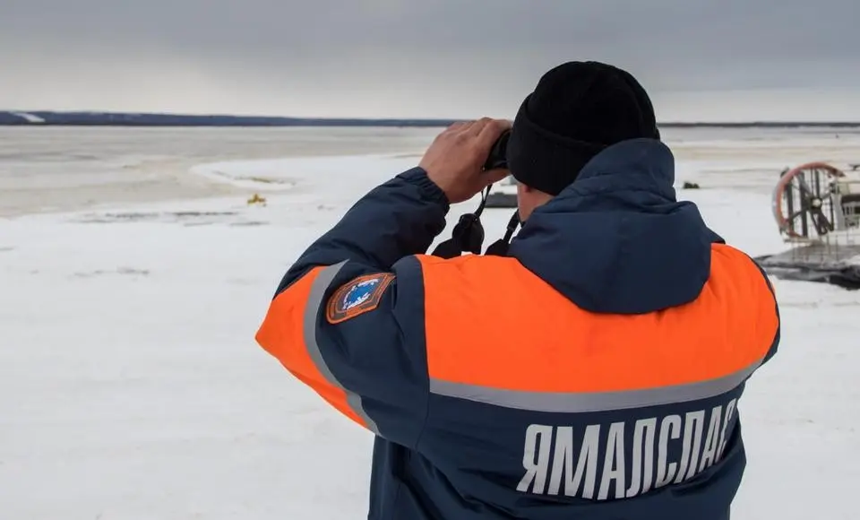 На ледовой переправе Салехард-Лабытнанги мониторят ситуацию сотрудники Ямалспаса