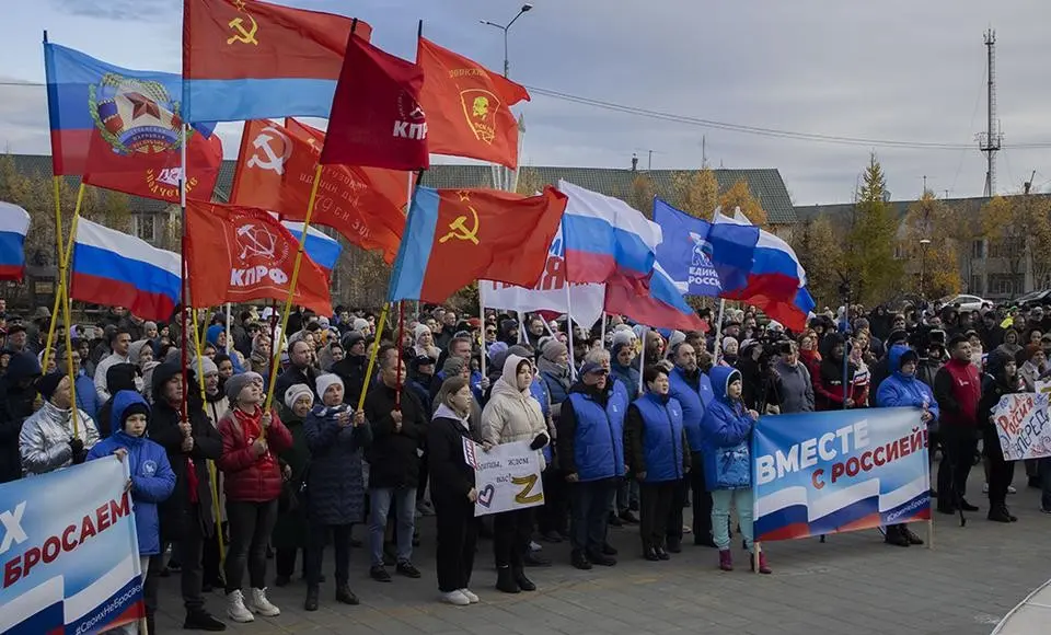 На площади у «Геолога» прошёл митинг-концерт общественной поддержки «Своих не бросаем! Мы вместе!»