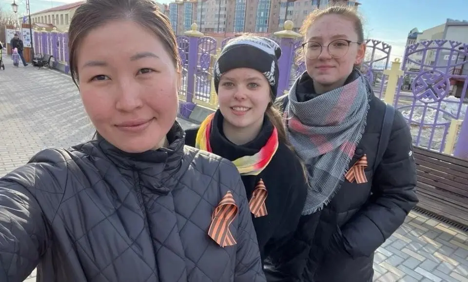 Личным примером. Привить ценности будущим поколениям