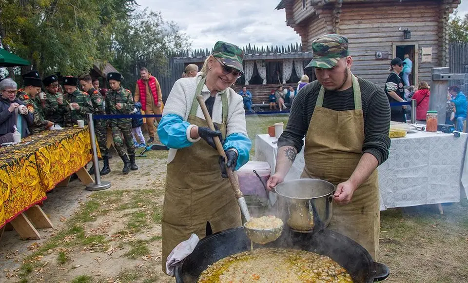 Гуляли и пели станичники. Казачий фестиваль задал праздничное настроение предстоящему Дню города