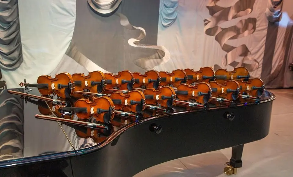 13 новых скрипок получила салехардская школа искусств