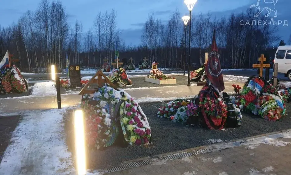 Салехардский общественник, многодетный отец организовал акцию по благоустройству захоронений в честь Дня отца