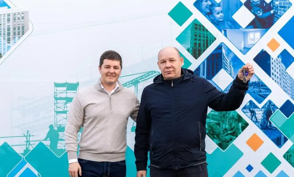 Дмитрий Артюхов вручил ключи первым новоселам микрорайона Обдорский в Салехарде