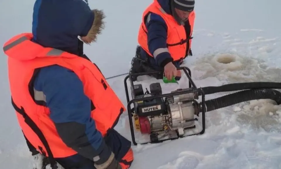 Ямальские дорожники обустраивают ледовую переправу между городами Салехард и Лабытнанги