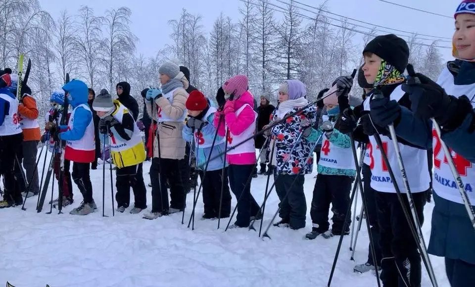 Салехард открыл лыжный сезон: более 100 спортсменов соревновались в лыжных гонках