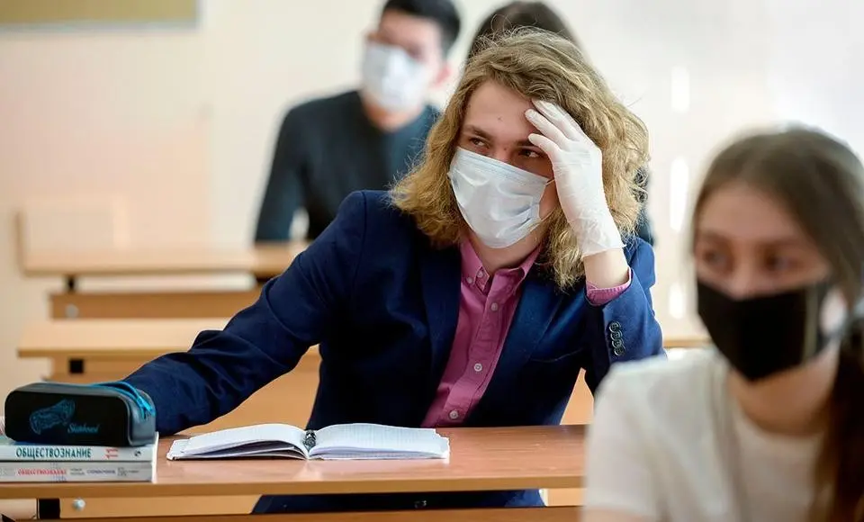 Роспотребнадзор смягчил антиковидные ограничения в школах