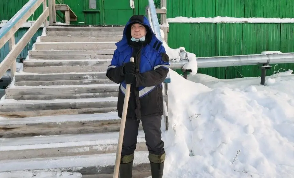 Нашего дворника зовут Виталий