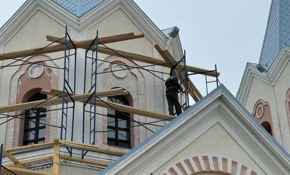 Салехард восстанавливает и обновляет исторический храм святых апостолов Петра и Павла