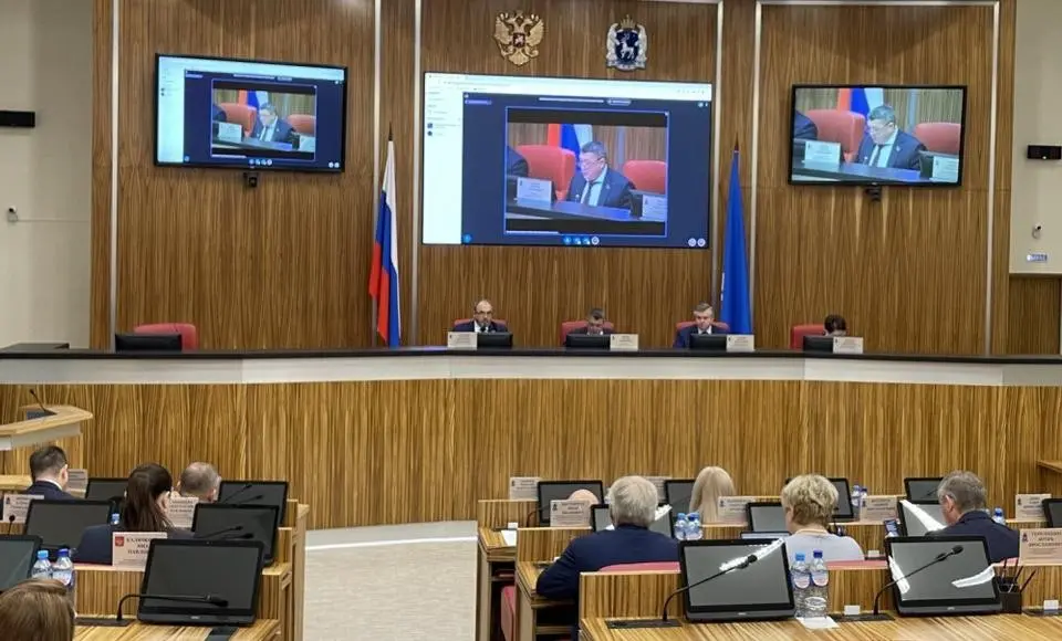 Сохранить доходы и увеличить расходы. Депутаты провели осеннюю сессию