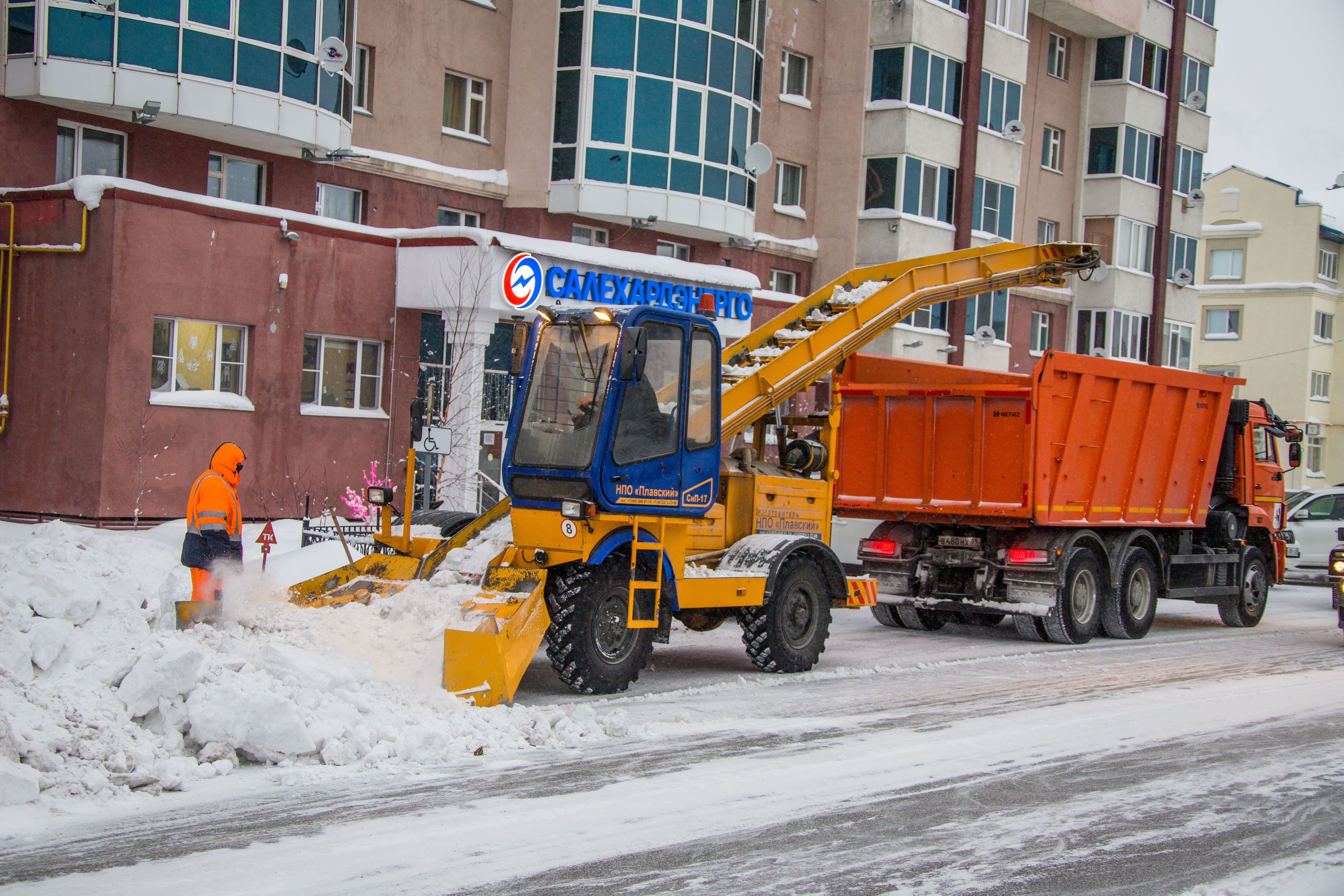 Виртуозы очистки заснеженных дорог. Рекордные зимние осадки ликвидируют профессионалы